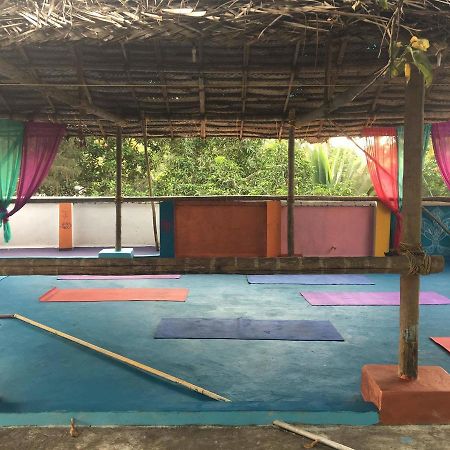 Hôtel Mk Gardens Surf & Yoga House à Varkala Extérieur photo
