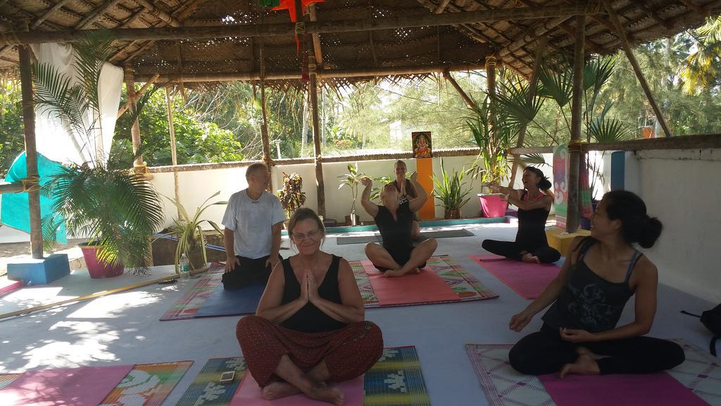 Hôtel Mk Gardens Surf & Yoga House à Varkala Extérieur photo