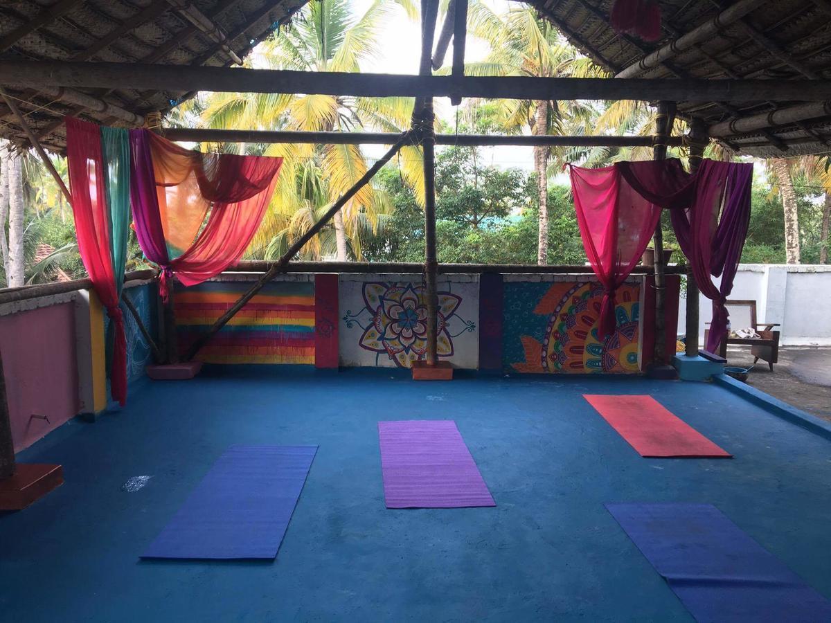 Hôtel Mk Gardens Surf & Yoga House à Varkala Extérieur photo